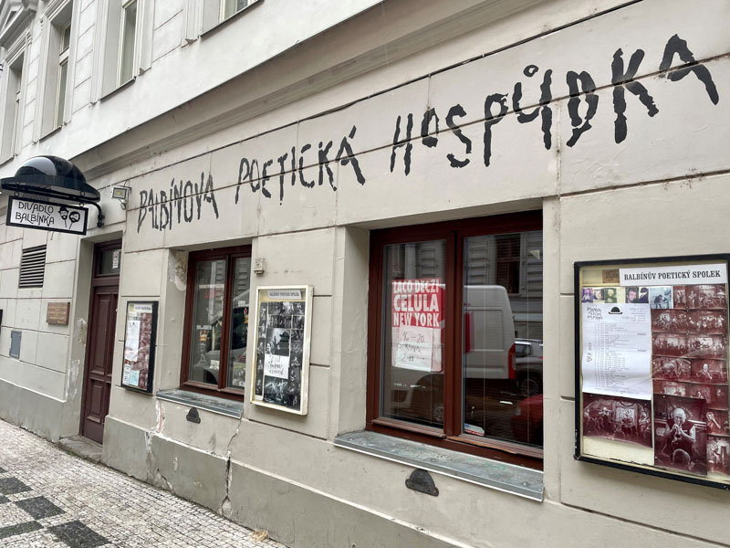 Fasáda Balbínovy poetické hospůdky s rukou psaným nápisem